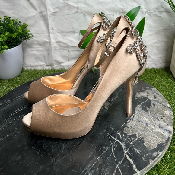 Badgley Mischka Karson Ankle Strap Peep
Toe Pump Ivory Satin women size 9 4.5" - Picture 11 of 17